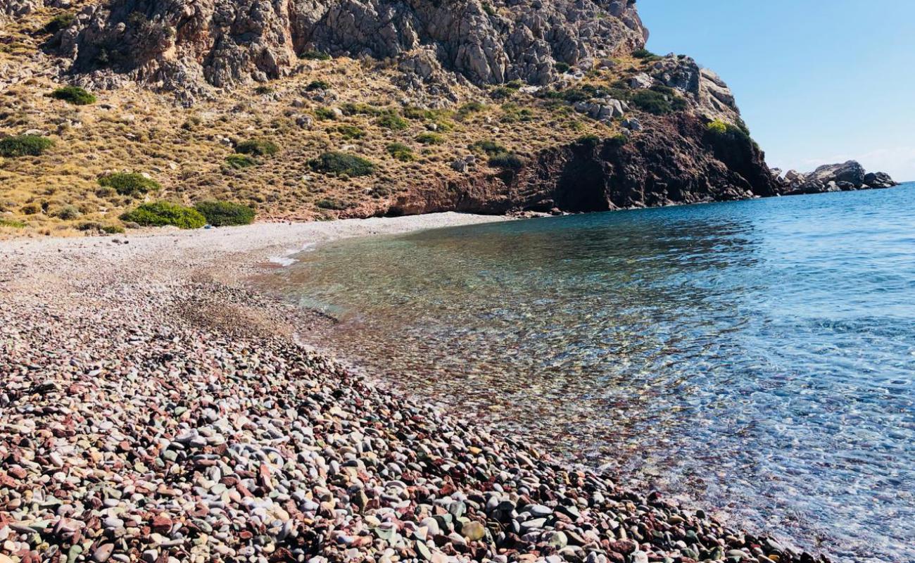 Foto af Karalis Beach med brun sten overflade