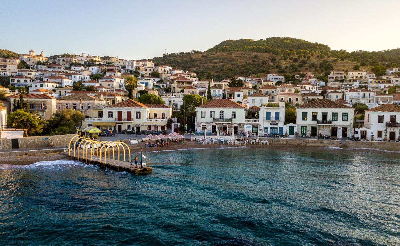 Foto af Paralia Spetses I med brun fin sten overflade