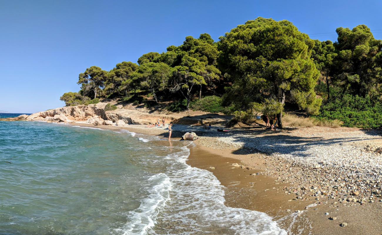 Foto af Ligoneri Beach med sort sand og småsten overflade