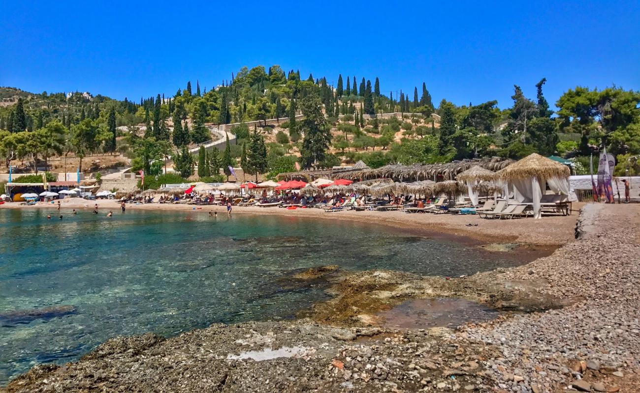 Foto af Paralia Agia Marina med let sand og småsten overflade