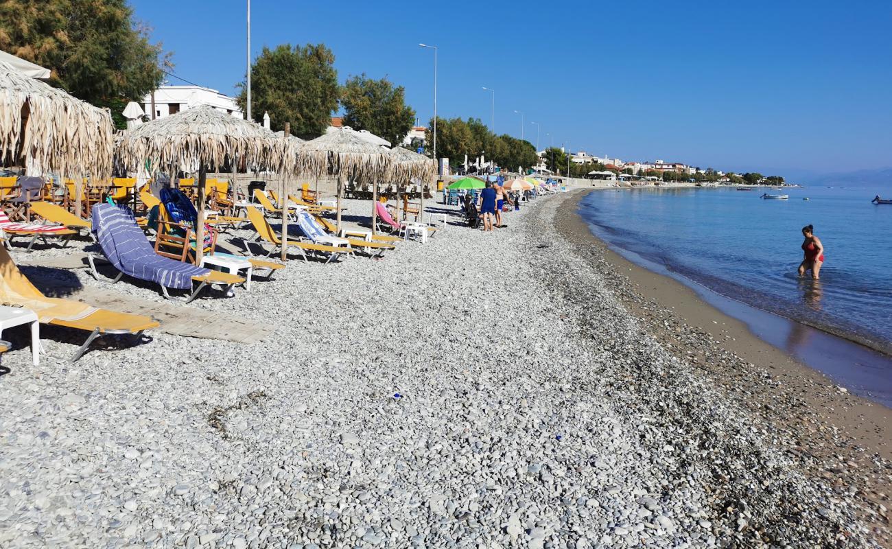 Foto af Paralia Sikias med grå fin sten overflade