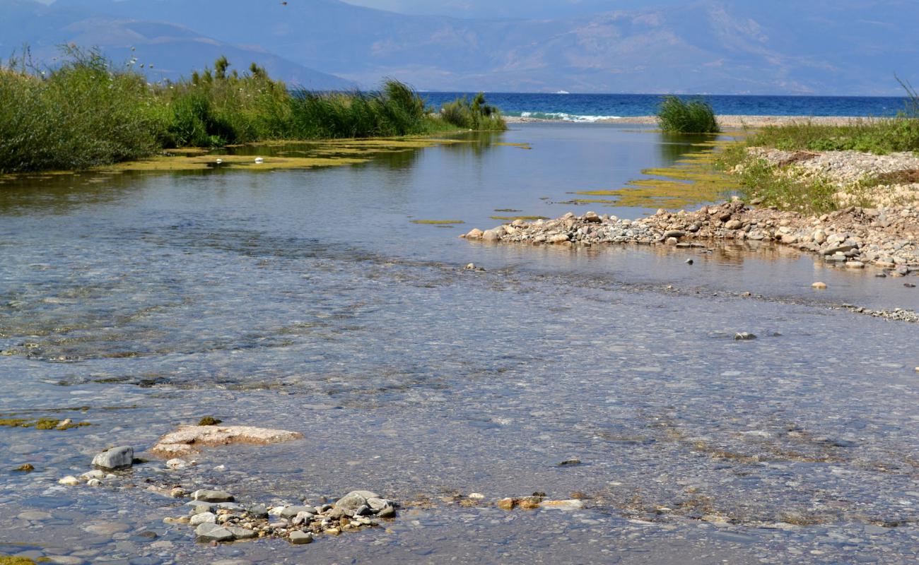 Foto af Paralia Vouraikos med gråt sand og småsten overflade