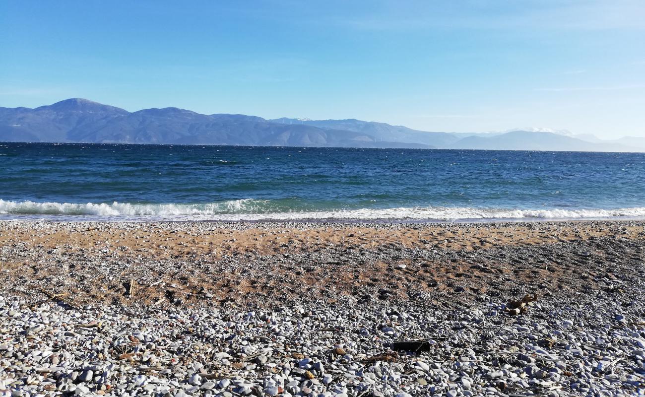 Foto af Egio beach med sort sand og småsten overflade