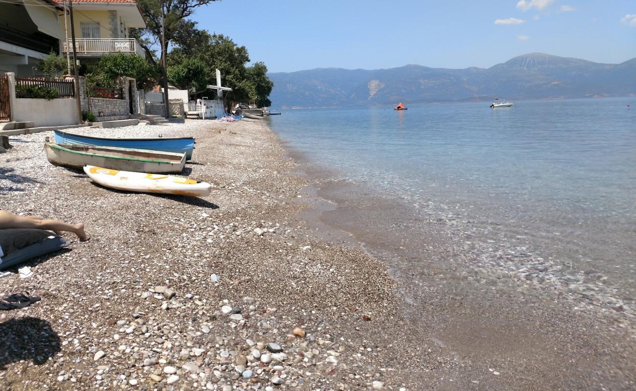 Foto af Paralia Loggos med grå sten overflade