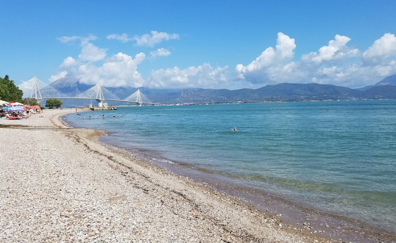 Foto af Paralia Aktaiou med brun sten overflade