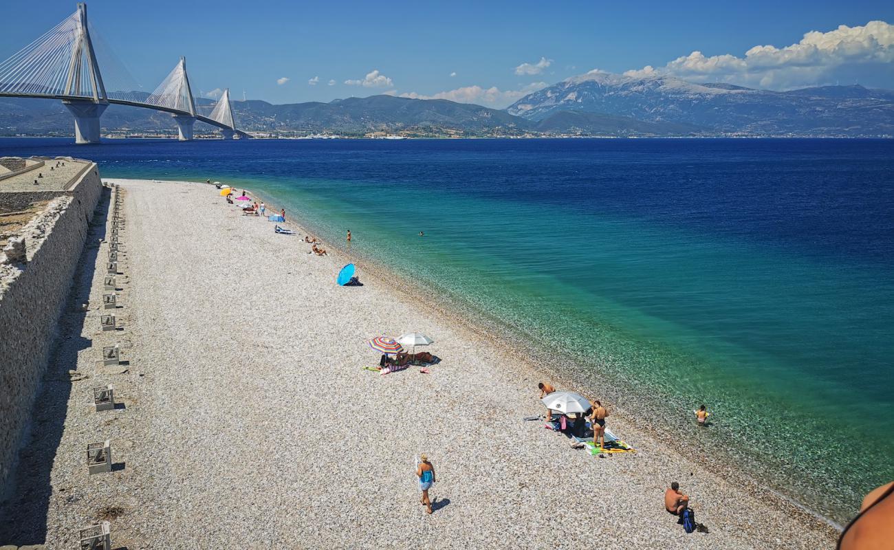 Foto af Paralia Aktaiou II med brun sten overflade