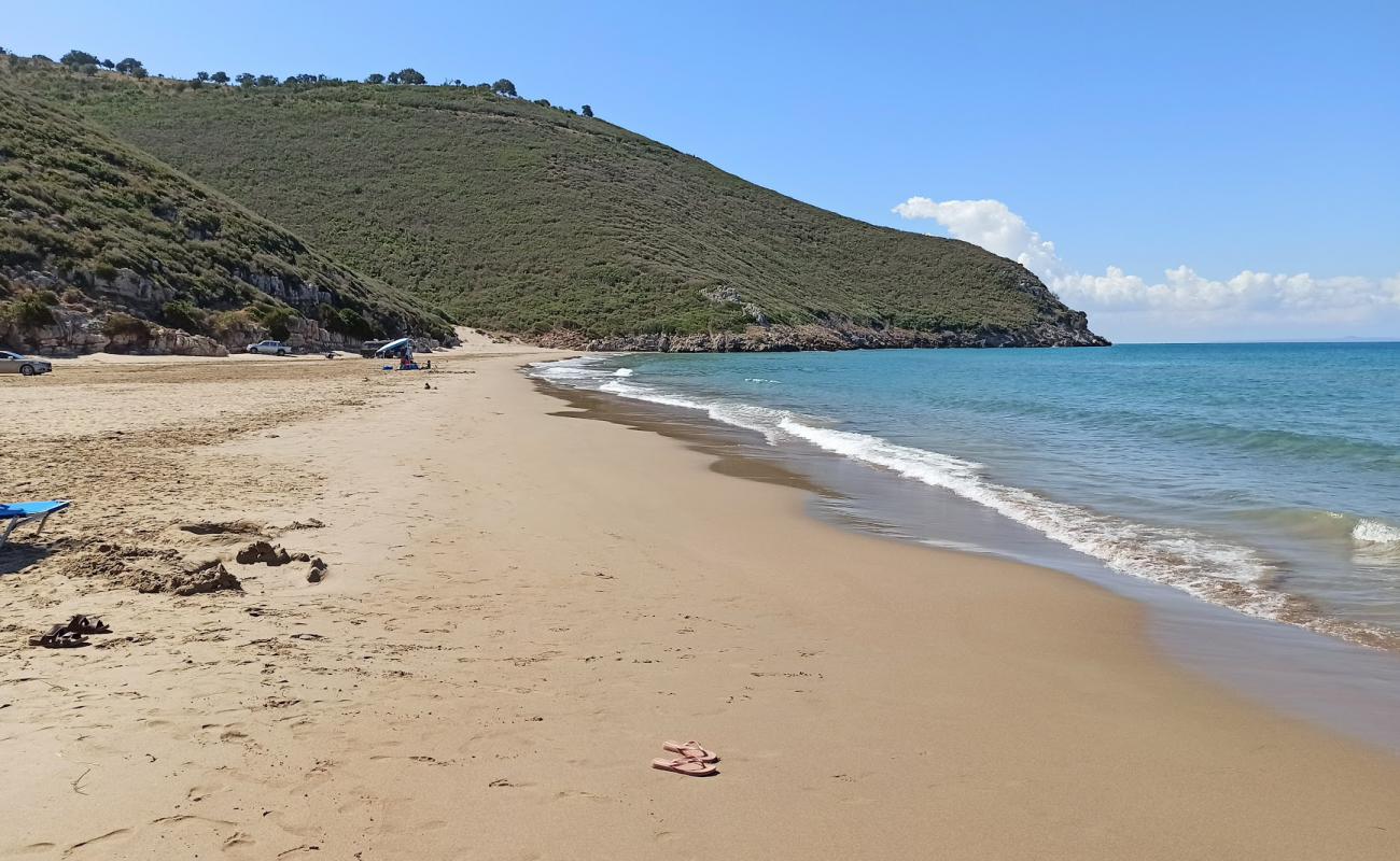 Foto af Gianiskari beach med brunt sand overflade