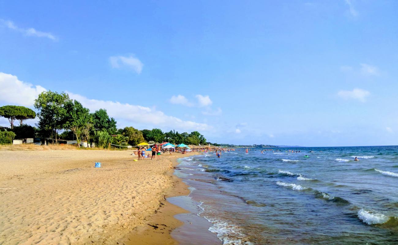 Foto af Paralia Agia Marina med lys sand overflade