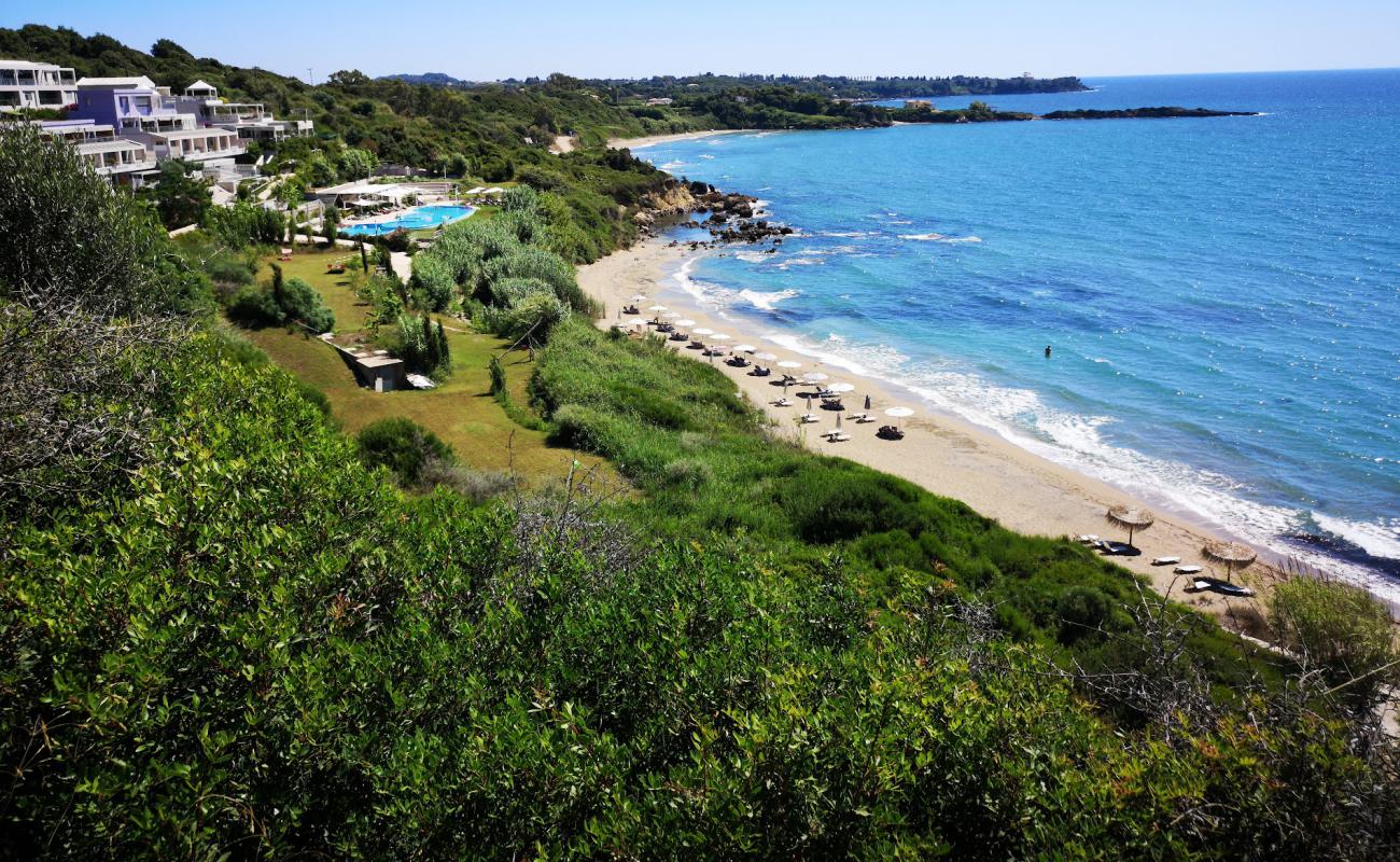 Foto af Pirgos beach med brunt sand overflade