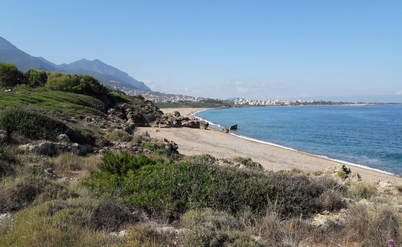 Foto af Paralia Kartelas med sort sand og småsten overflade