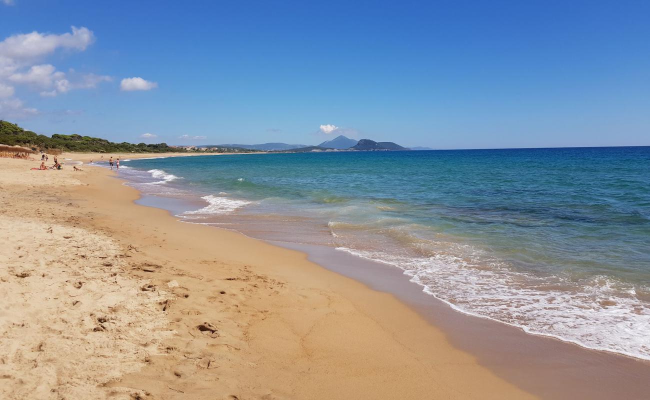 Foto af Rikia Strand med brunt sand overflade