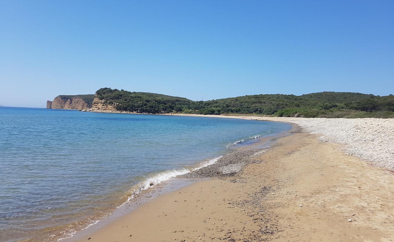 Foto af Koumpares beach med brunt sand overflade