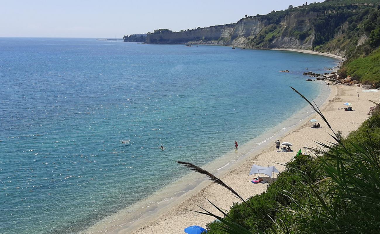 Foto af Agia Triada beach med lys sand overflade