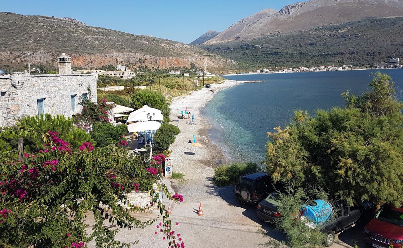 Foto af Paralia Karavostasiou med grå sten overflade