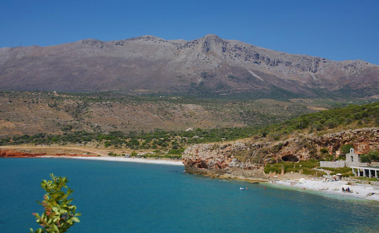 Foto af Paralia Pirgos Dirou med hvid sten overflade