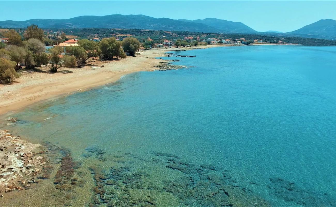 Foto af Marathias beach med sort sand og småsten overflade