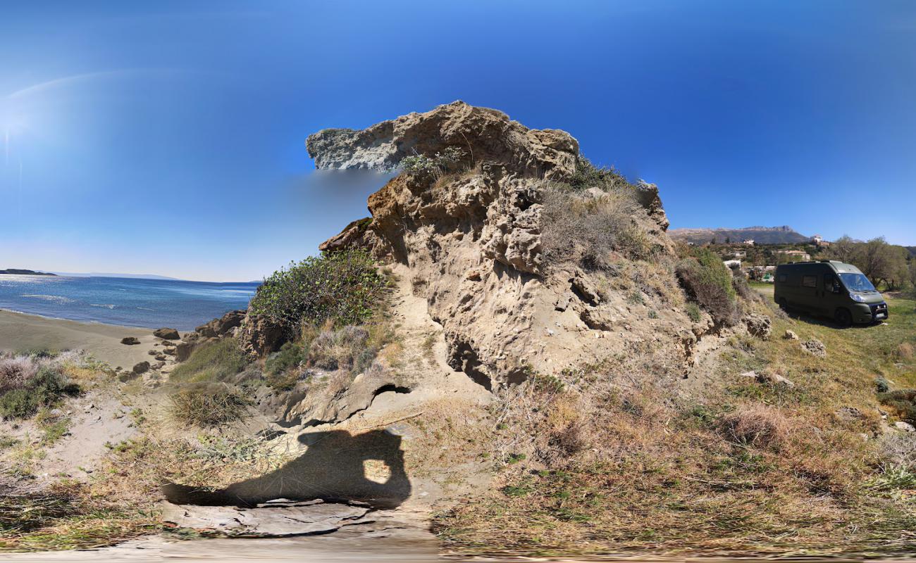 Foto af Amitsa beach med brunt sand overflade