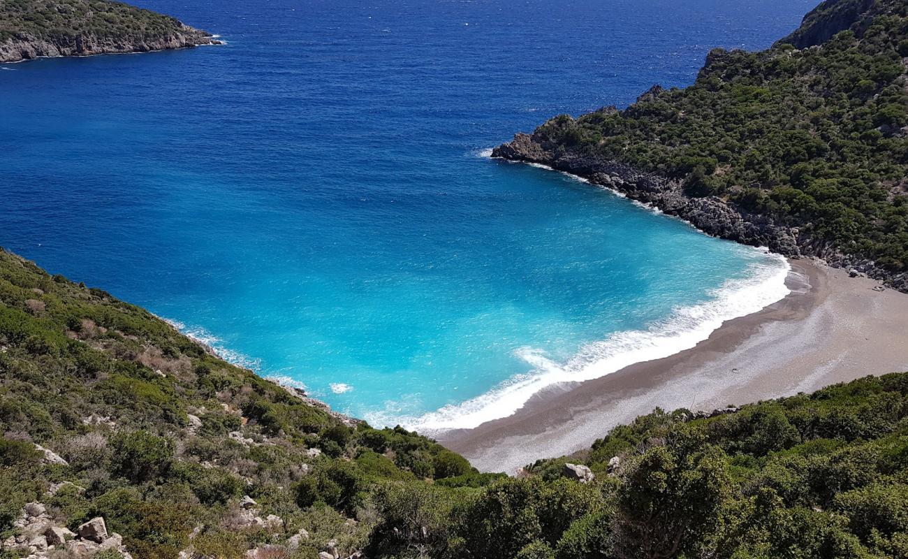 Foto af Damos beach med gråt sand og småsten overflade