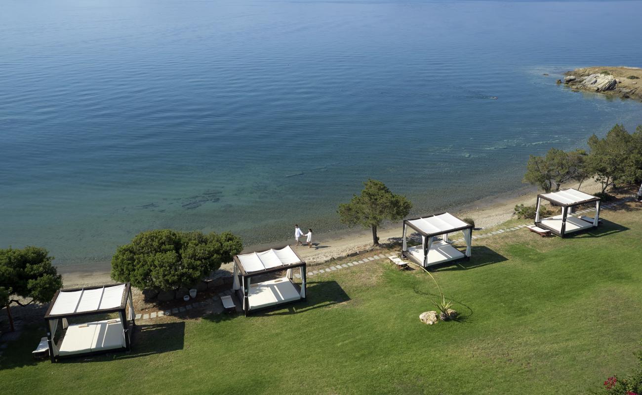 Foto af Akti Idras beach med lys sand overflade