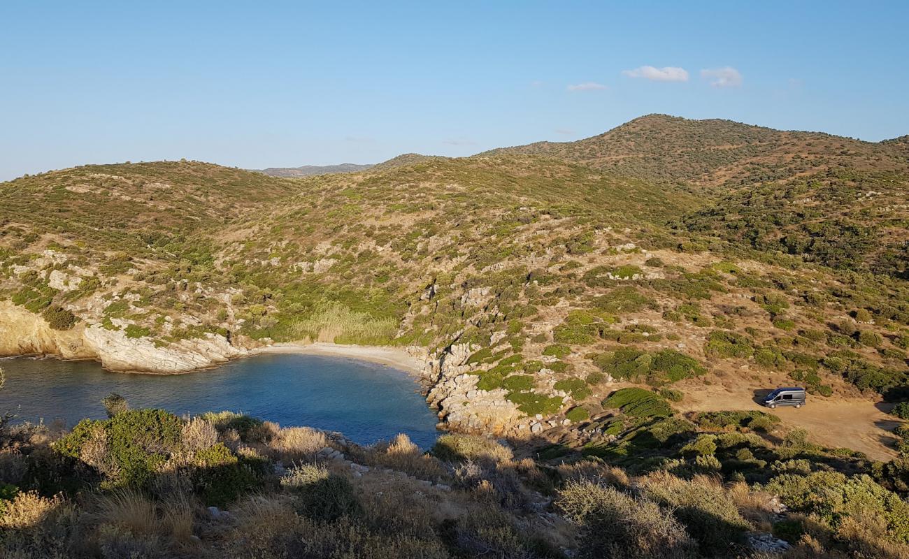 Foto af Kolpos Idras II med let sand og småsten overflade