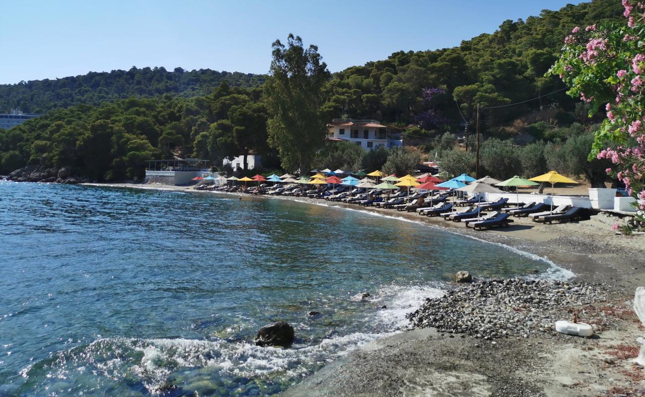 Foto af Monastiri Beach med let sand og småsten overflade