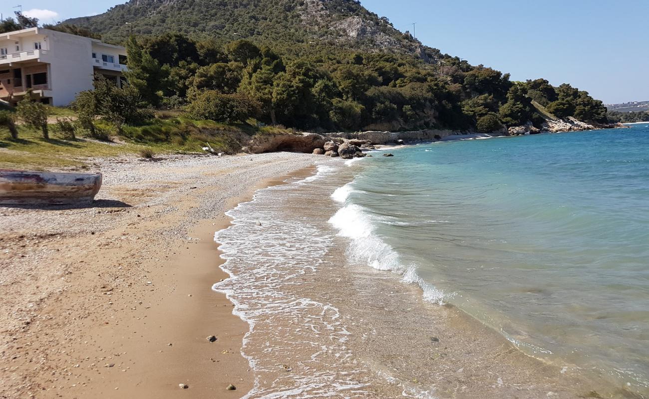 Foto af Loutra II med let sand og småsten overflade