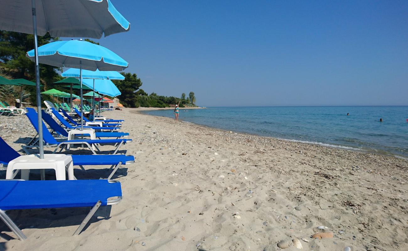 Foto af Kaloutsikos beach med let sand og småsten overflade