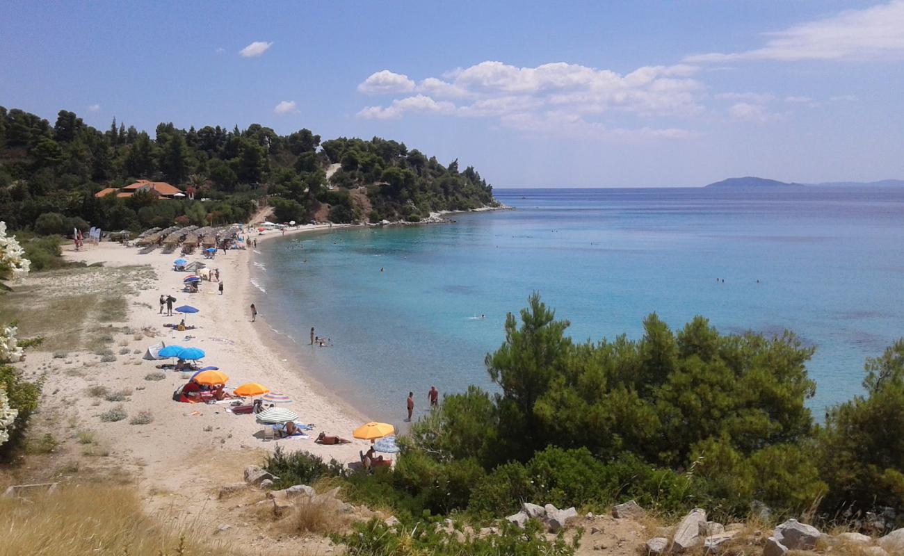 Foto af Metamorfossi beach med let sand og småsten overflade