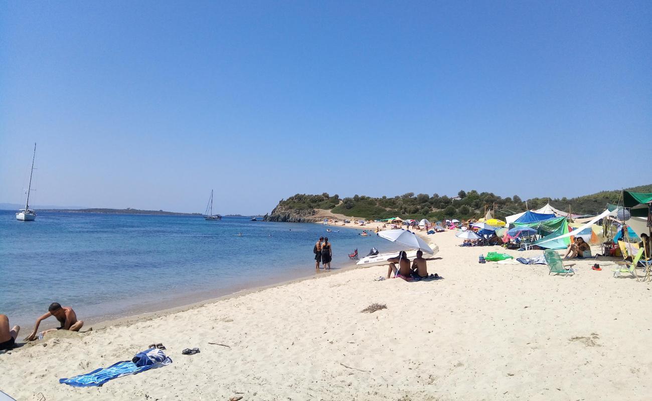 Foto af Azapiko beach V med brunt sand overflade