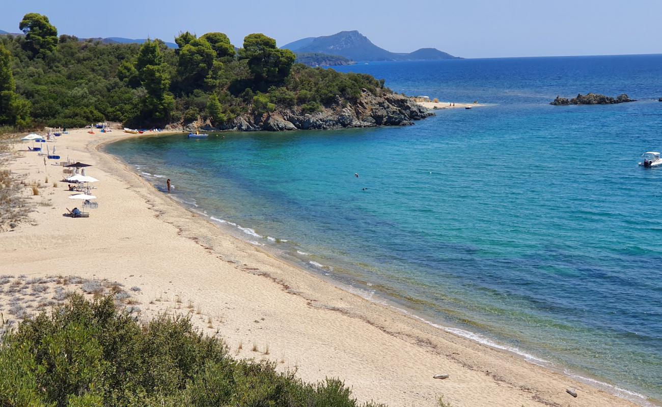 Foto af Sithonia cape med sort sand og småsten overflade