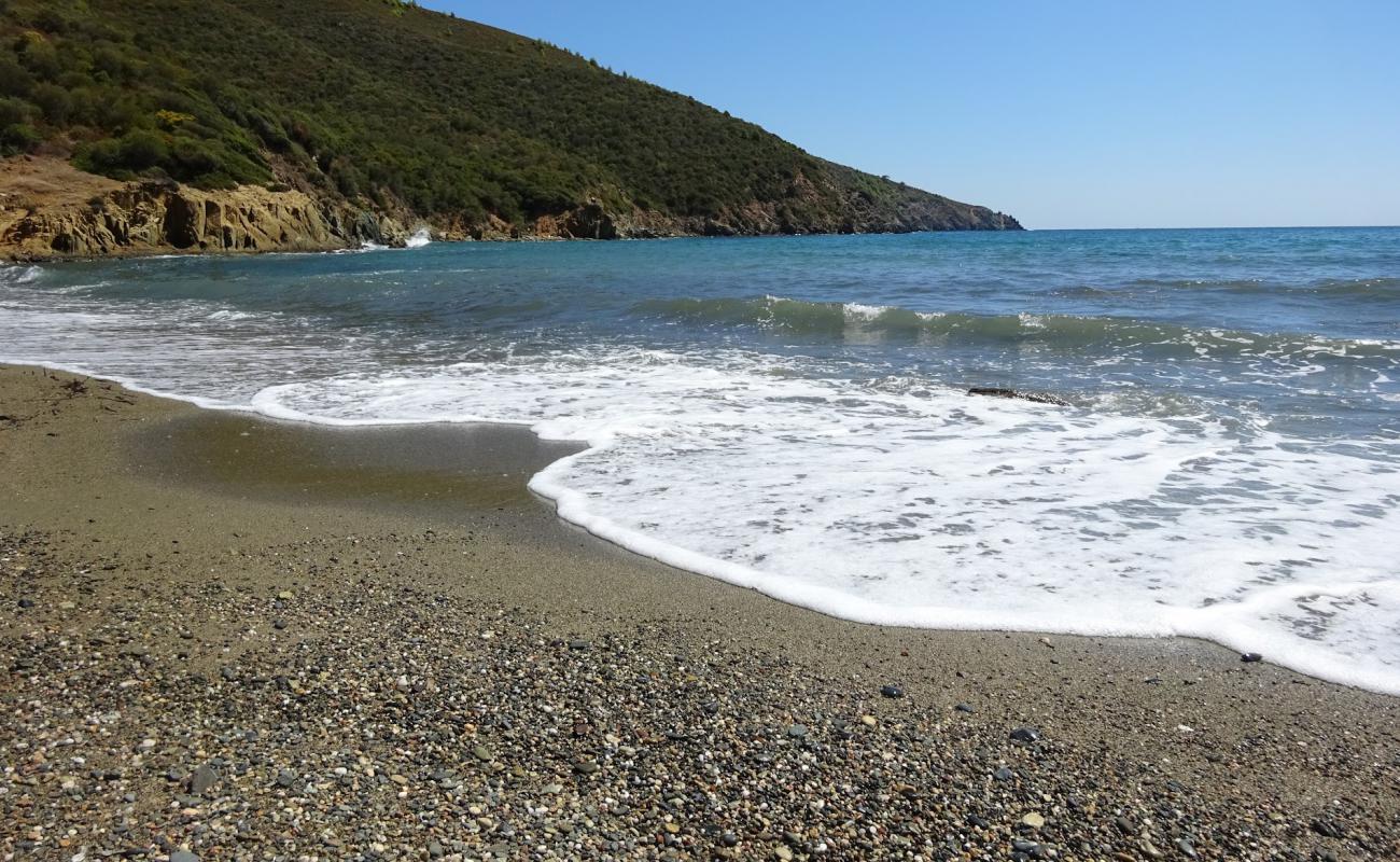 Foto af Paralia Ampelos med sort sand og småsten overflade