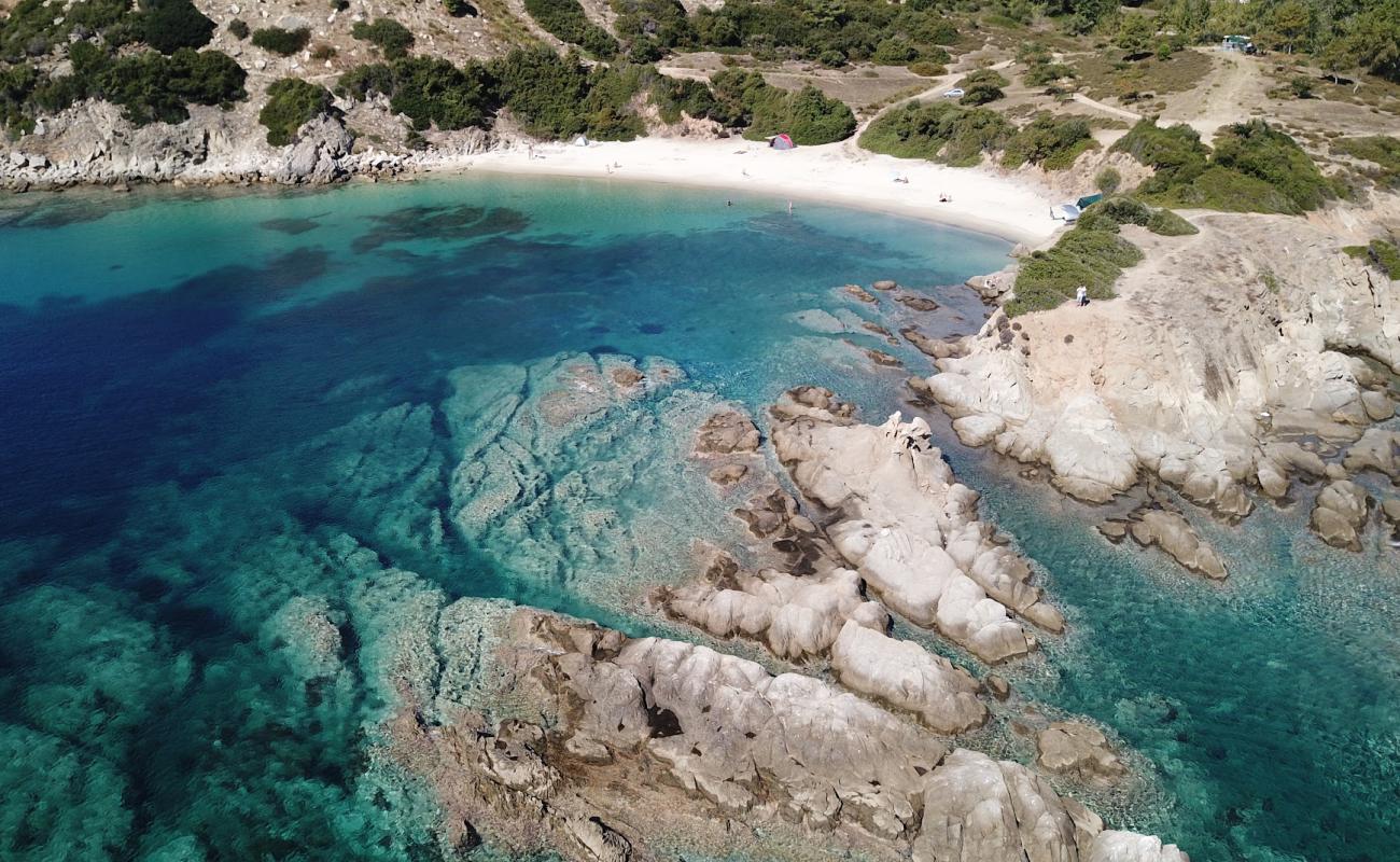 Foto af Achlada beach med lys fint sand overflade