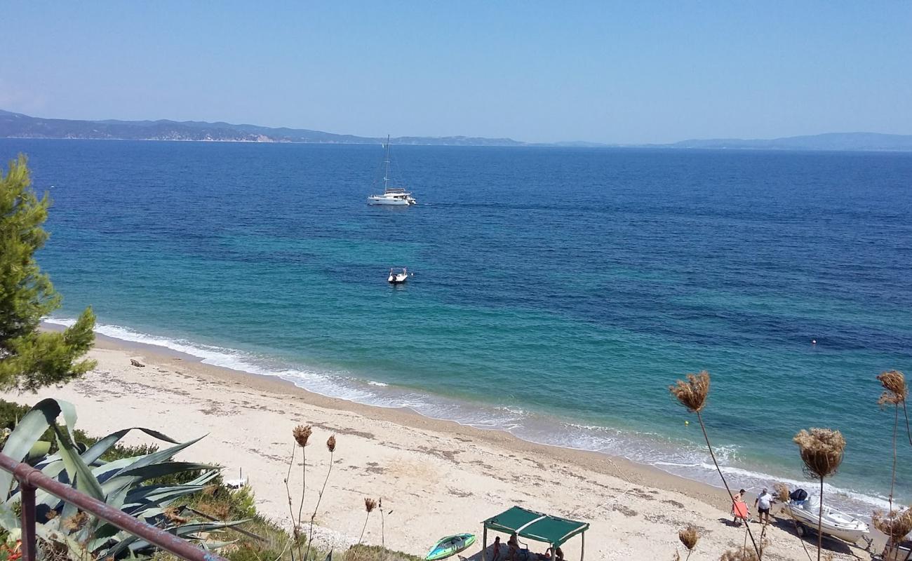 Foto af Paralia Ag. Nikolaos med let sand og småsten overflade