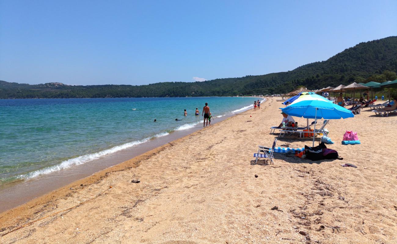 Foto af Komitsa Beach med lys sand overflade