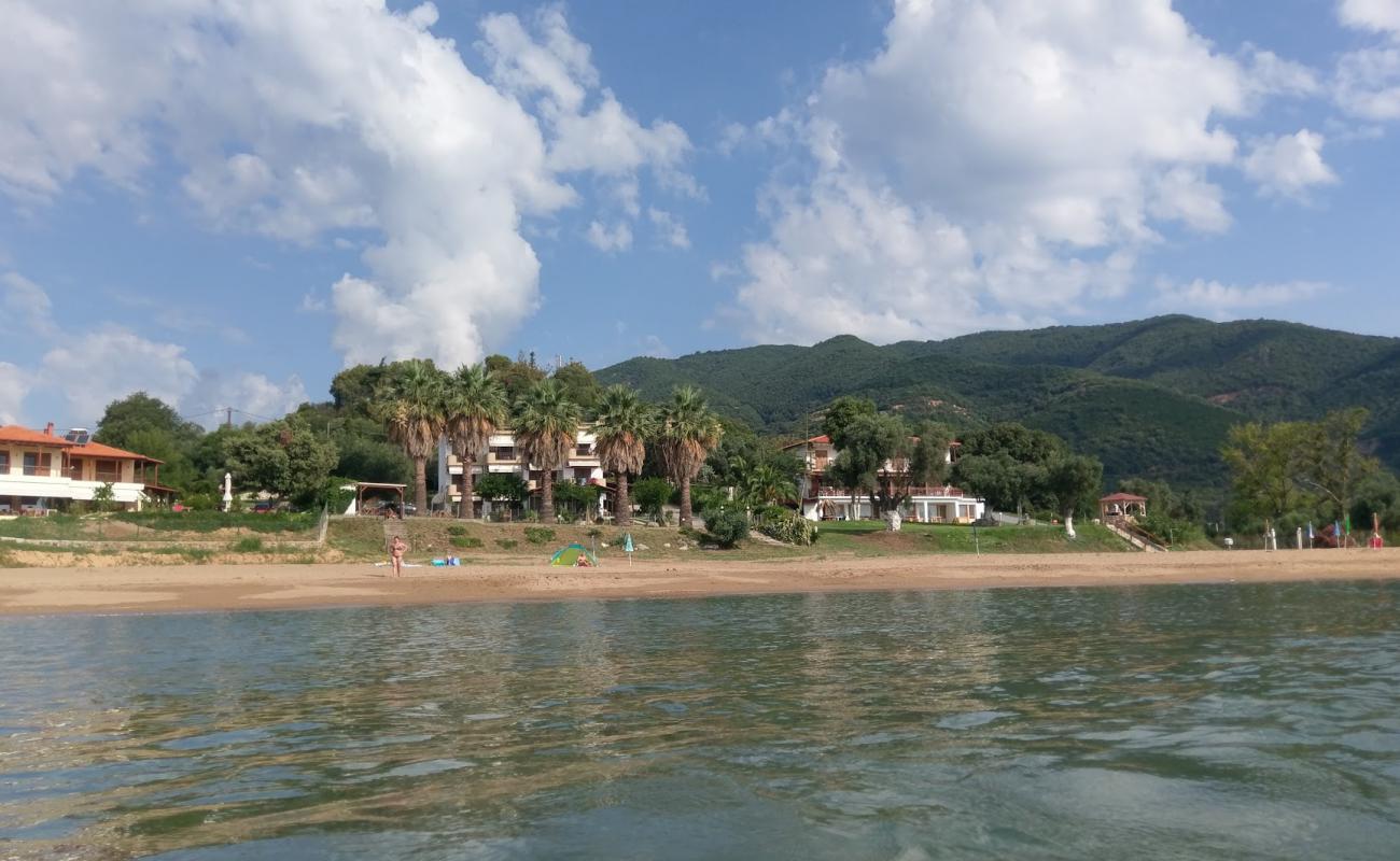 Foto af Karvounoskala Beach med grå sand overflade