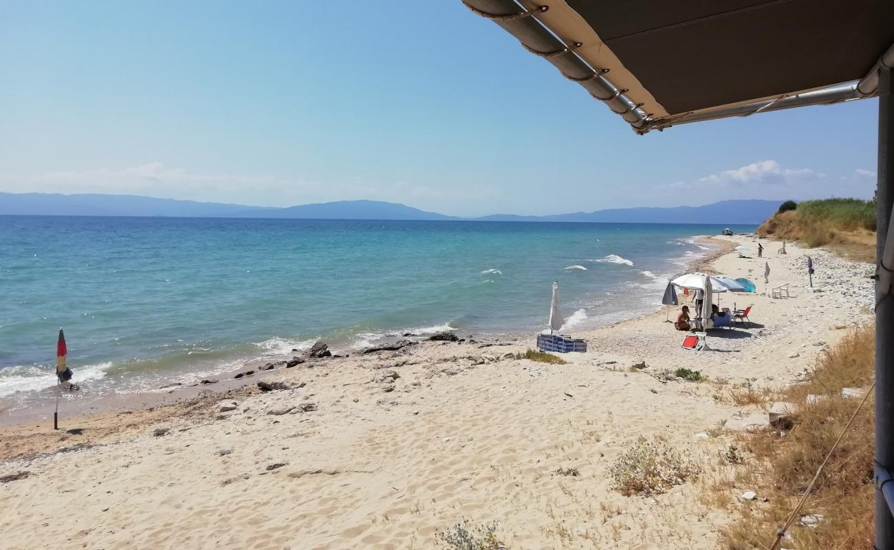 Foto af Vrysaki beach med hvidt sand overflade