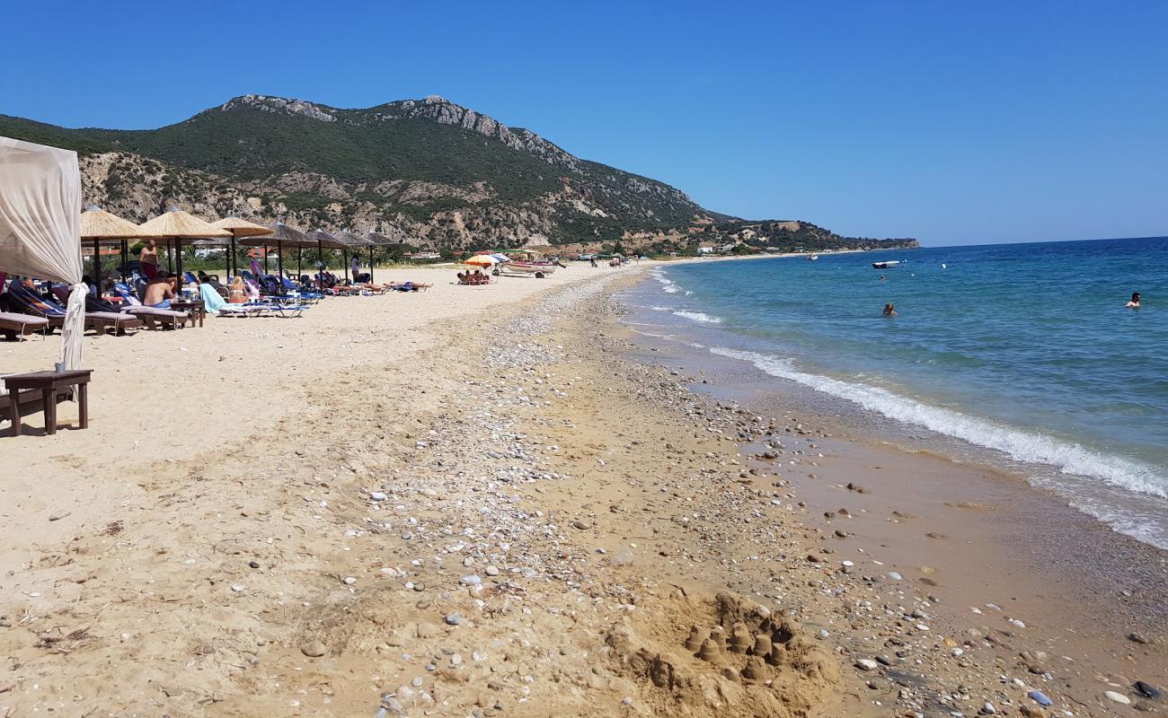 Foto af Vrysaki beach II med hvidt sand overflade