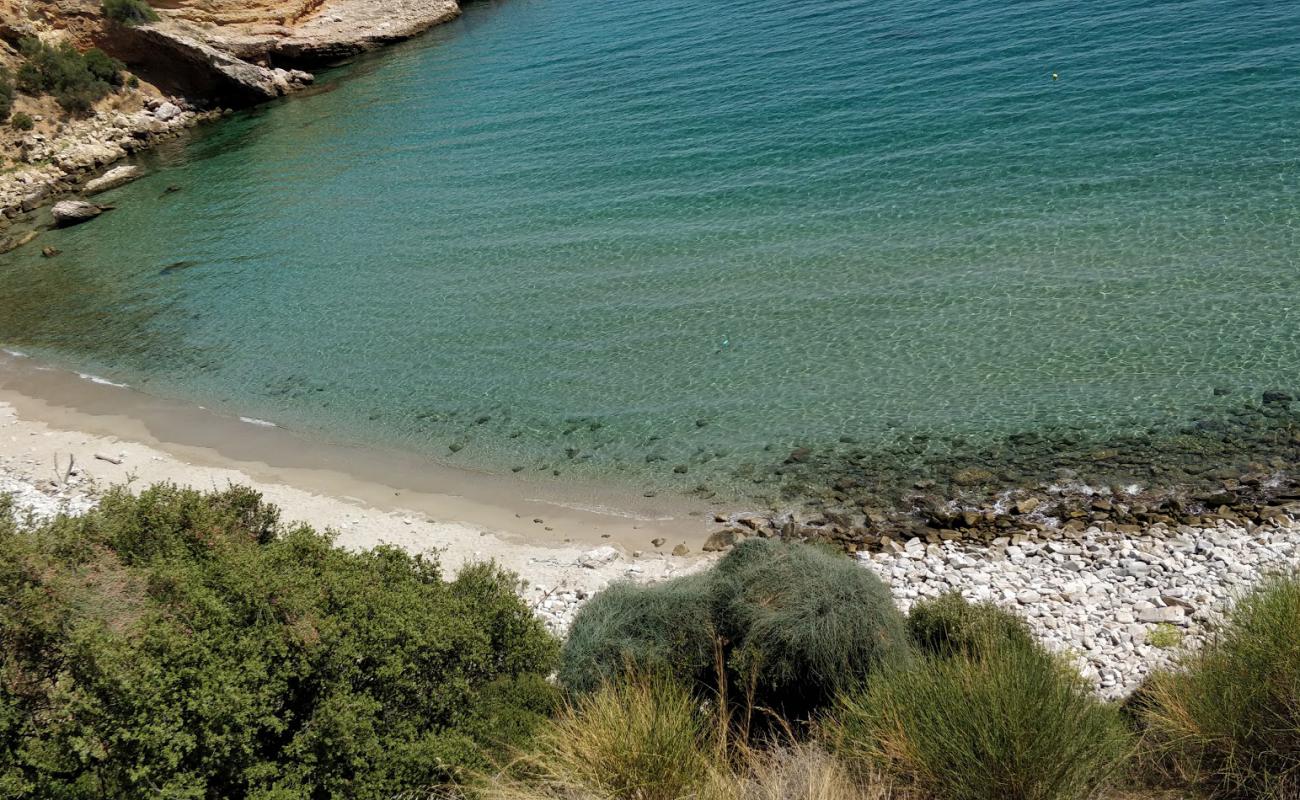 Foto af Red rocks beach med lyst sand & sten overflade