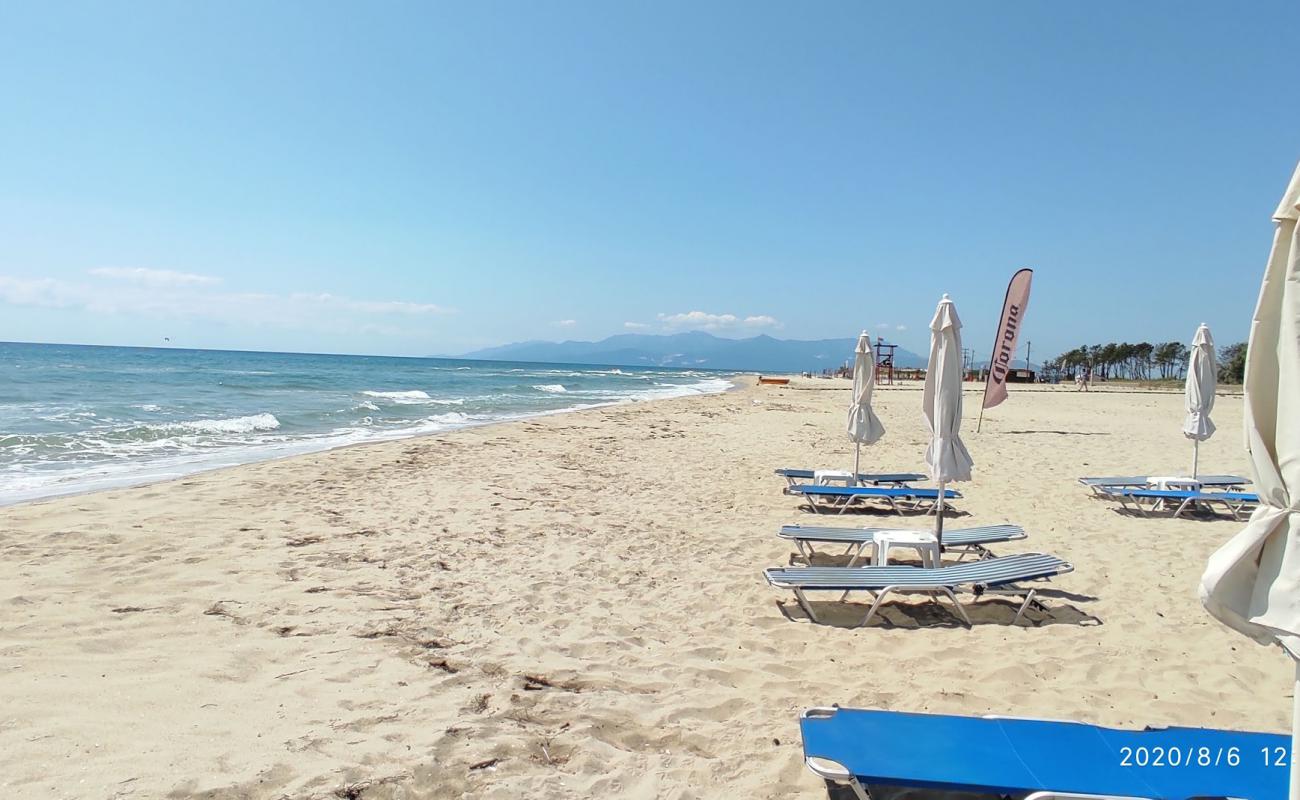 Foto af Erasmio beach med hvidt fint sand overflade