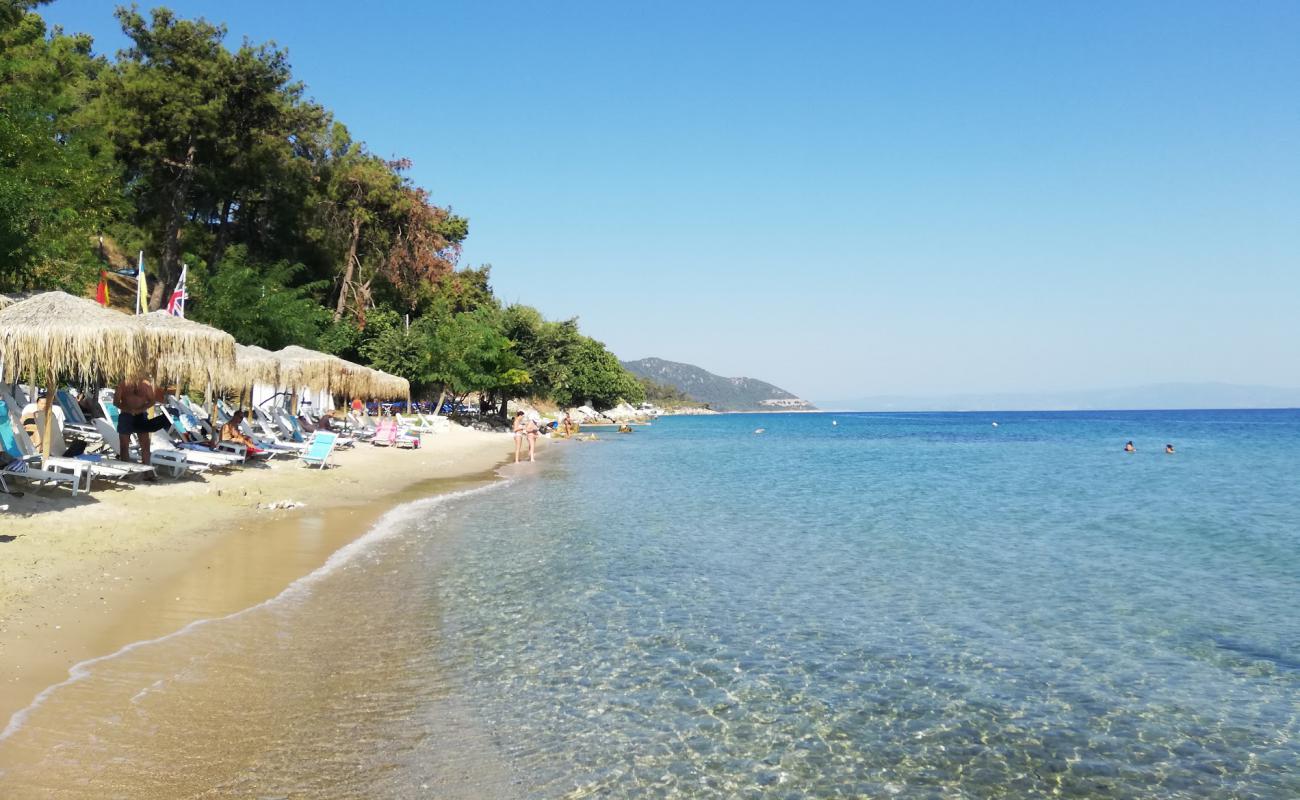 Foto af Tarsanas beach med hvidt sand overflade