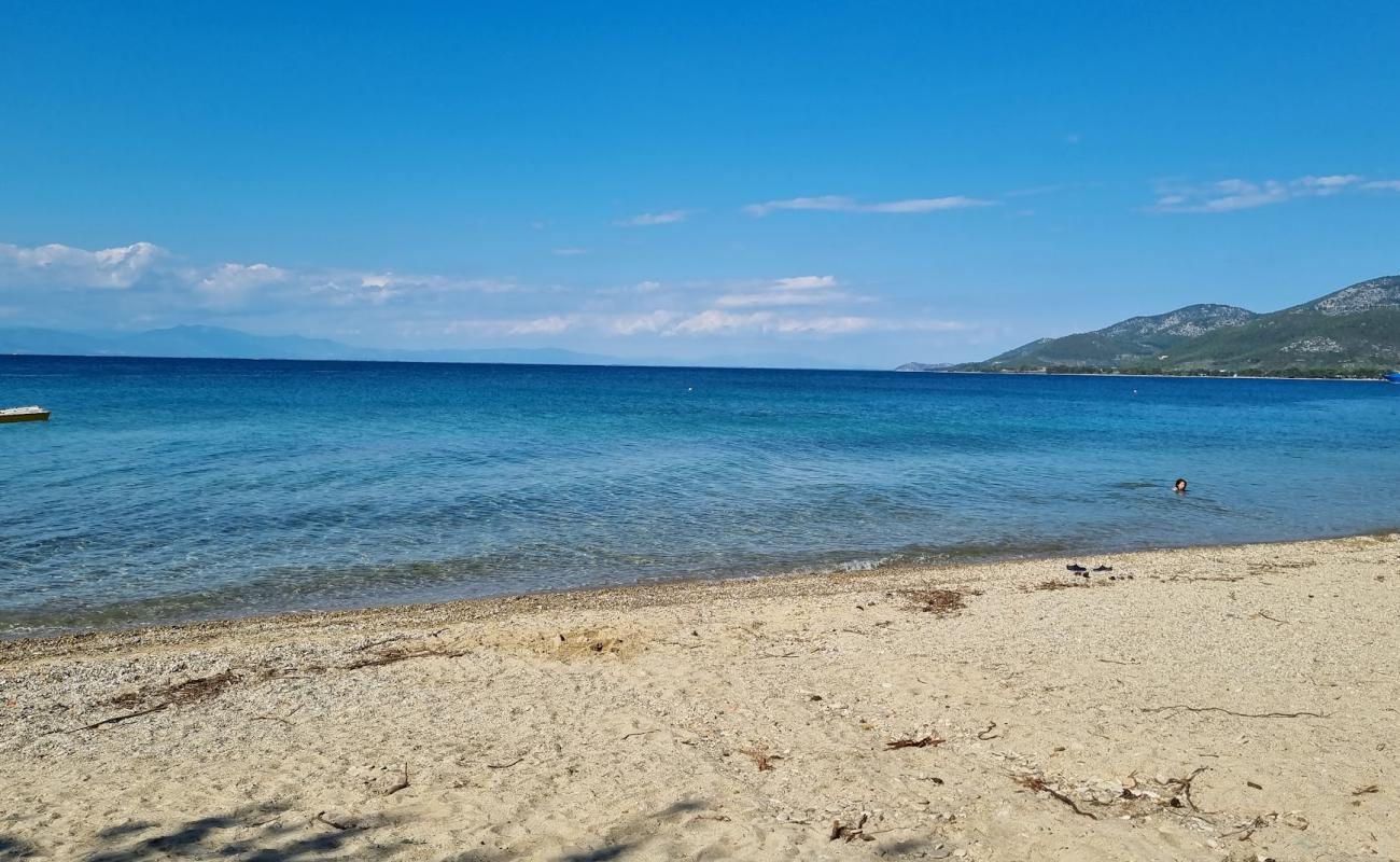 Foto af Prinou beach med lys sand overflade