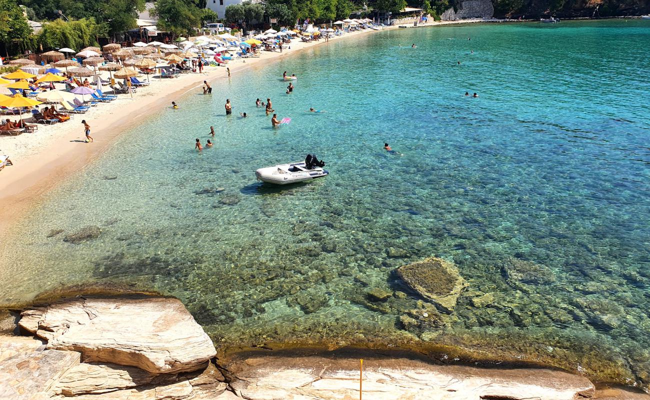 Foto af Aliki beach med hvidt fint sand overflade