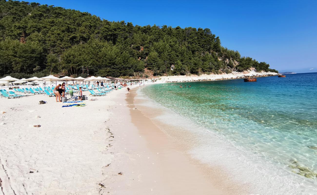 Foto af Stranden Porto Vathy med hvidt fint sand overflade