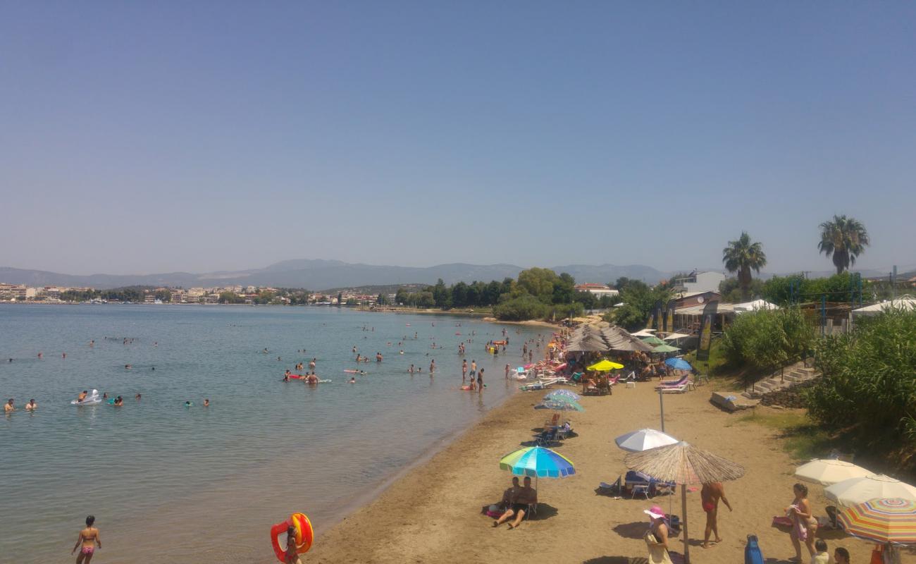 Foto af Kalamia beach med grå sand overflade