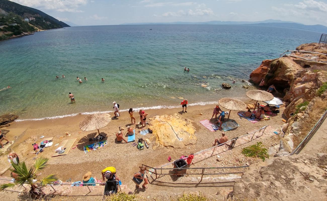 Foto af Loutra Edipsou beach med brunt sand overflade