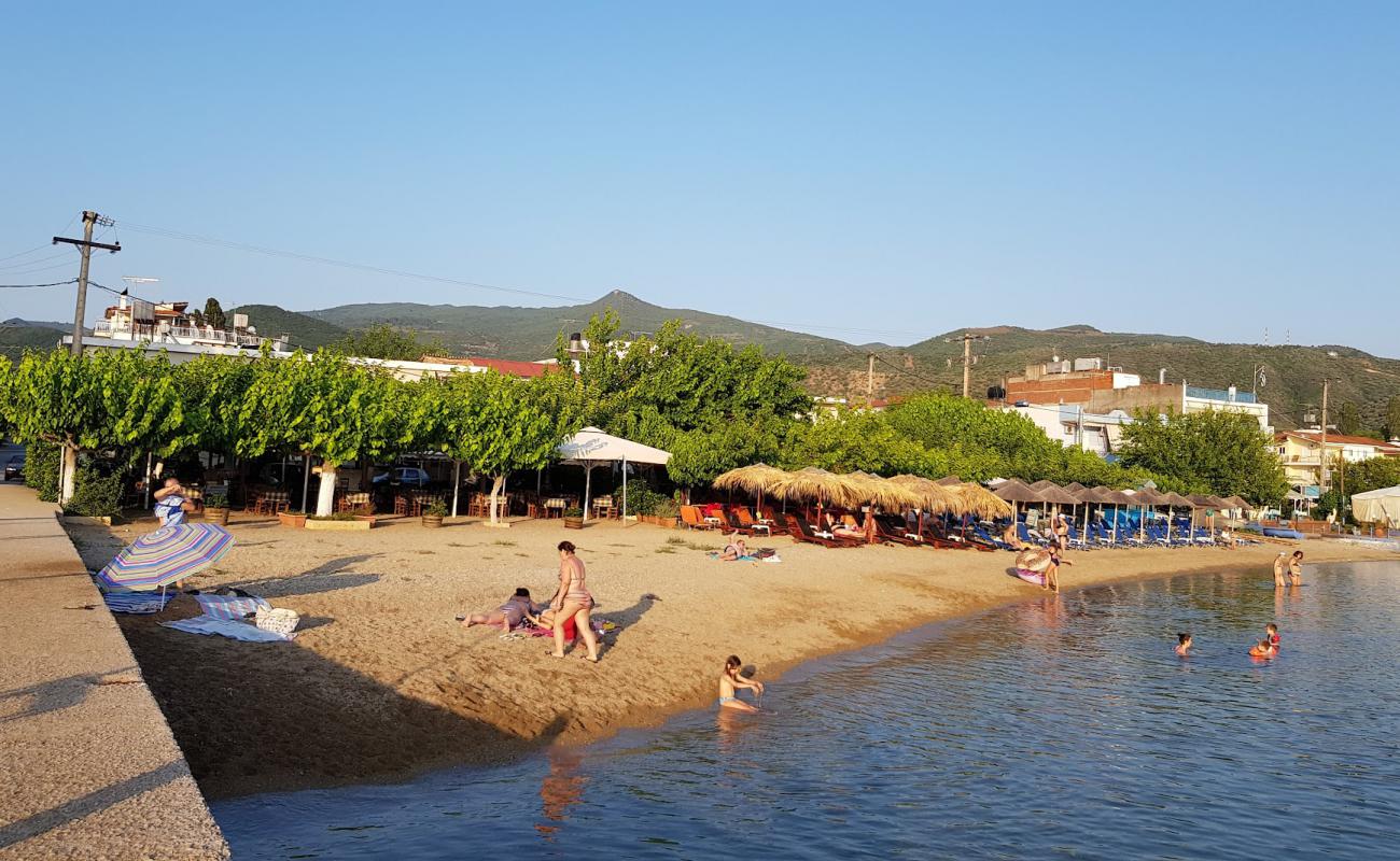 Foto af Agios Nikolaou beach med brunt sand overflade