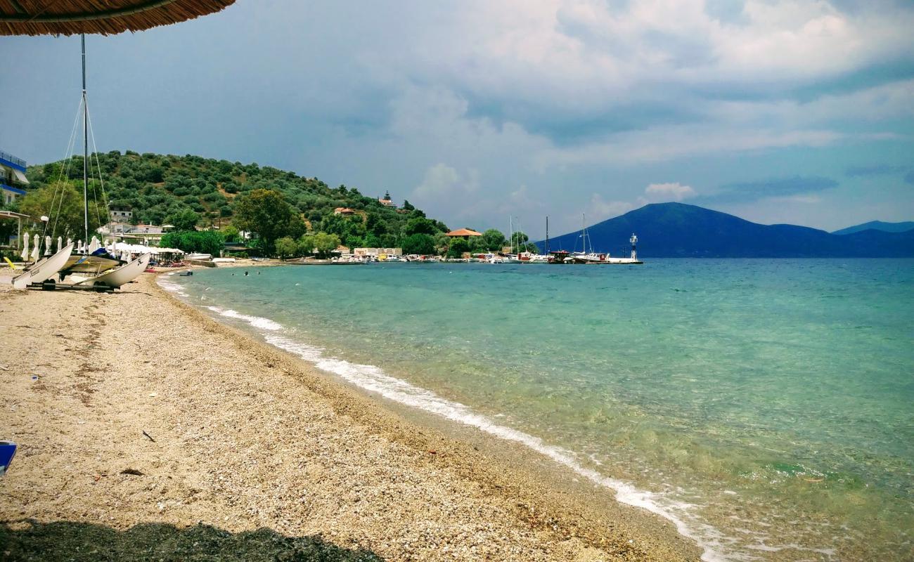 Foto af Neos Pirgos beach med let fin sten overflade