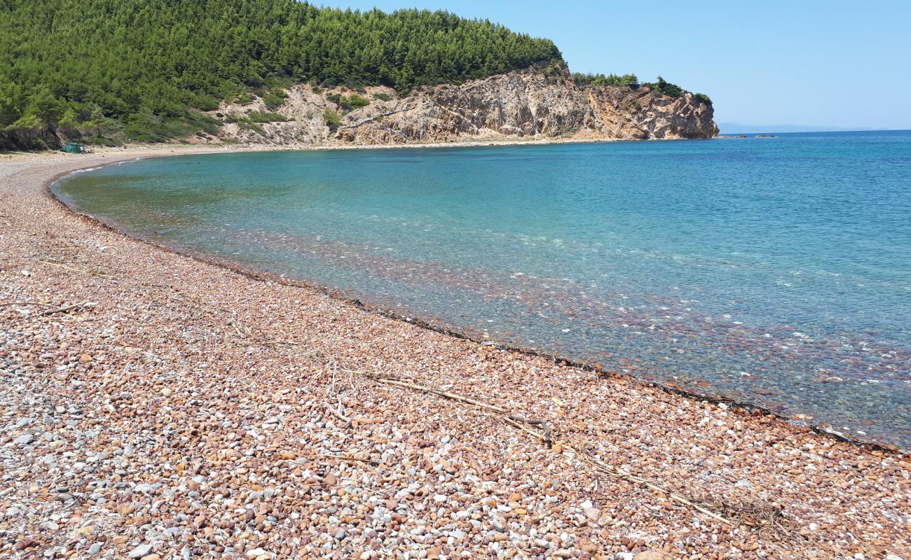 Foto af Mourtias beach med sort sand og småsten overflade