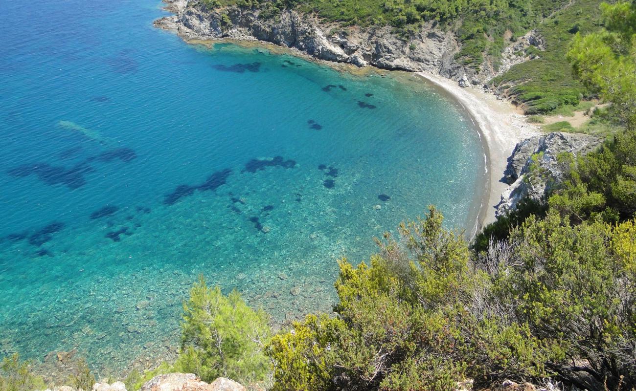 Foto af Rodaki beach med sort sand og småsten overflade