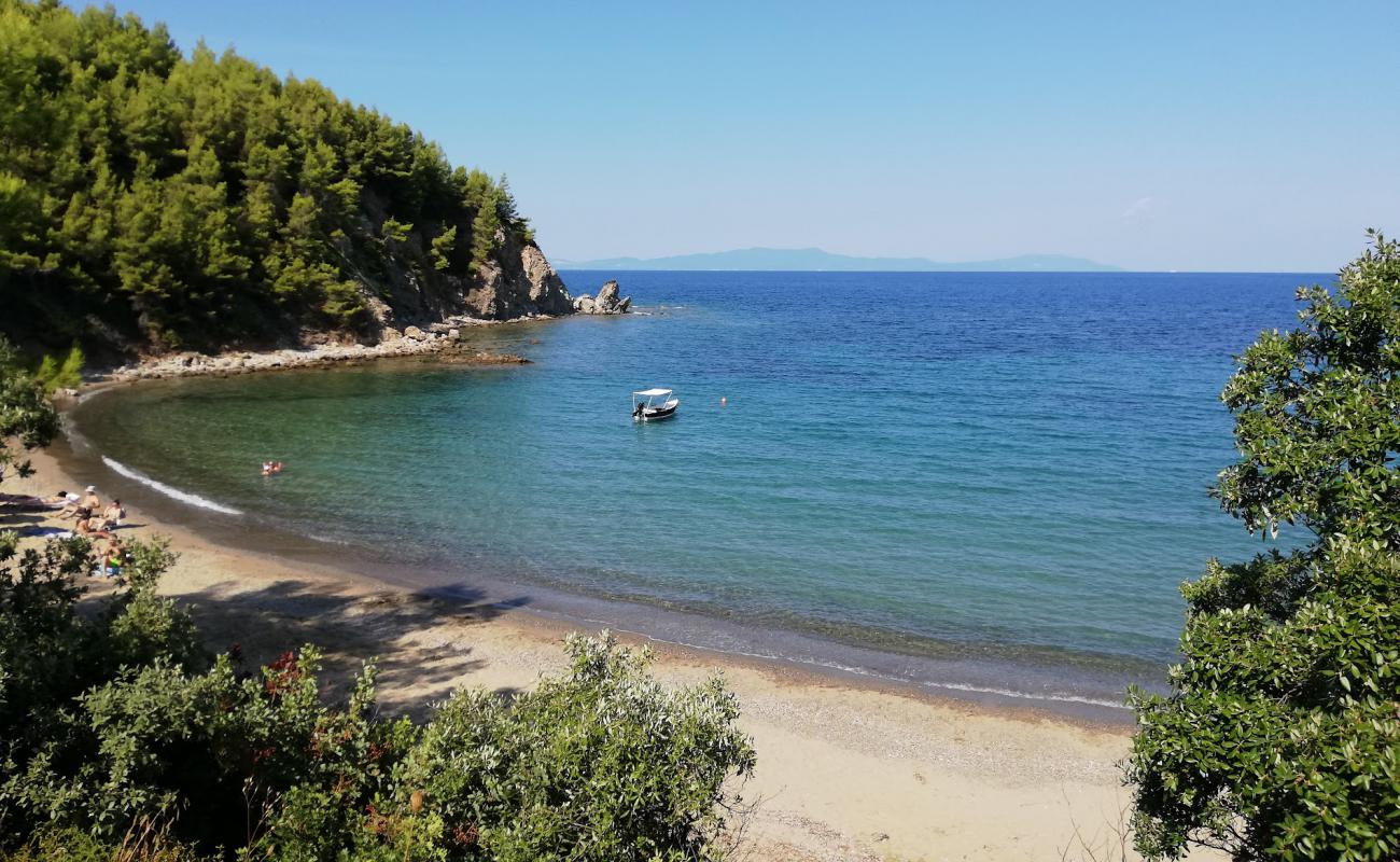 Foto af Cirmococcal beach med sort sand og småsten overflade